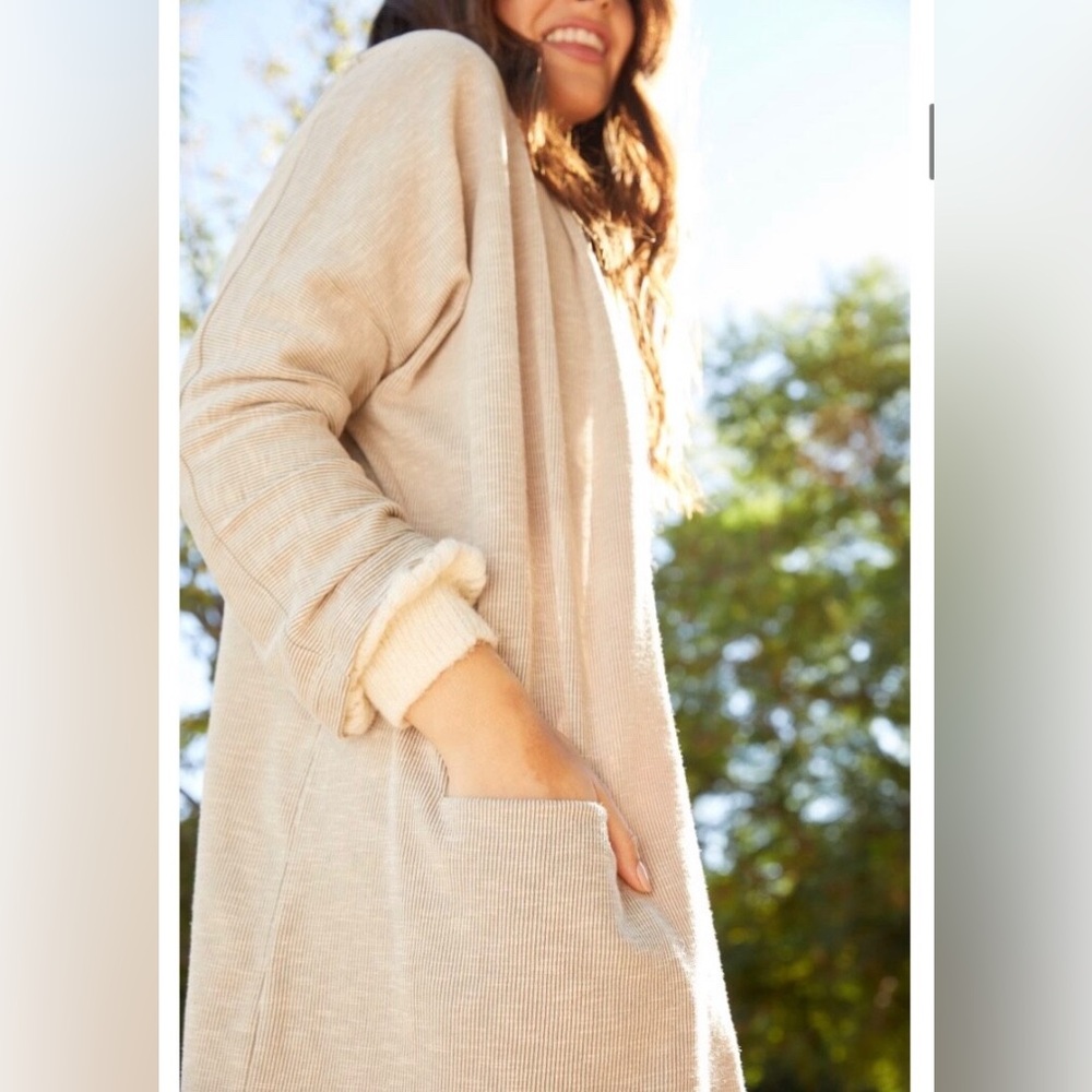 Donni.‎ Women’s light gray cardigan New